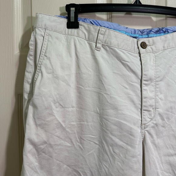 Men’s Tommy Bahama beige khaki flat front shorts size 40LG - Picture 2 of 5